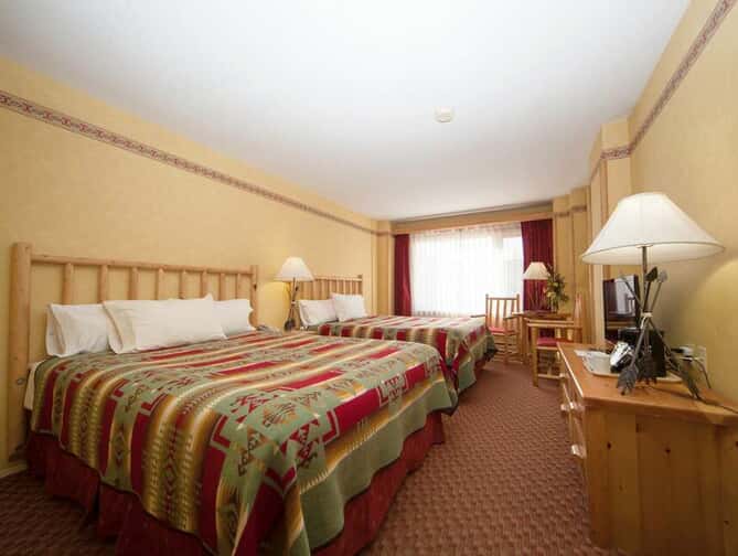 Brewster's Mountain Lodge: Authentiek Verblijf in Banff!