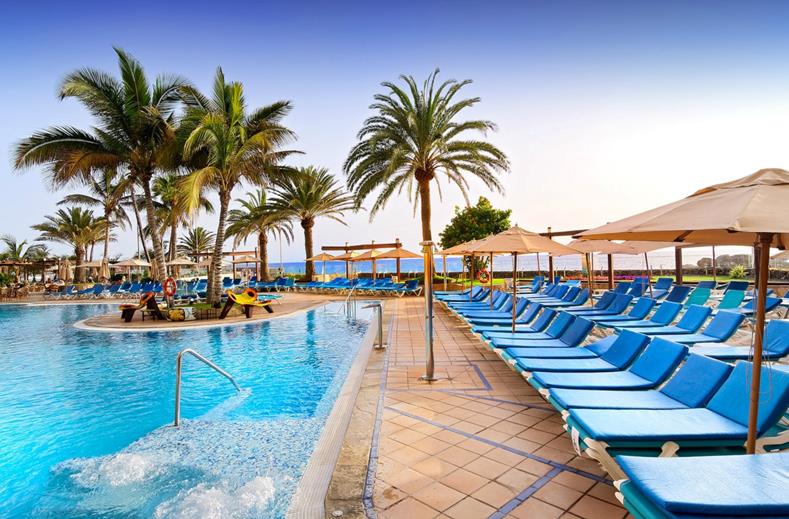 Zwembadzijdebij Bull Dorado Beach Hotel in La Playa de Arguineguín, Spanje foto 1