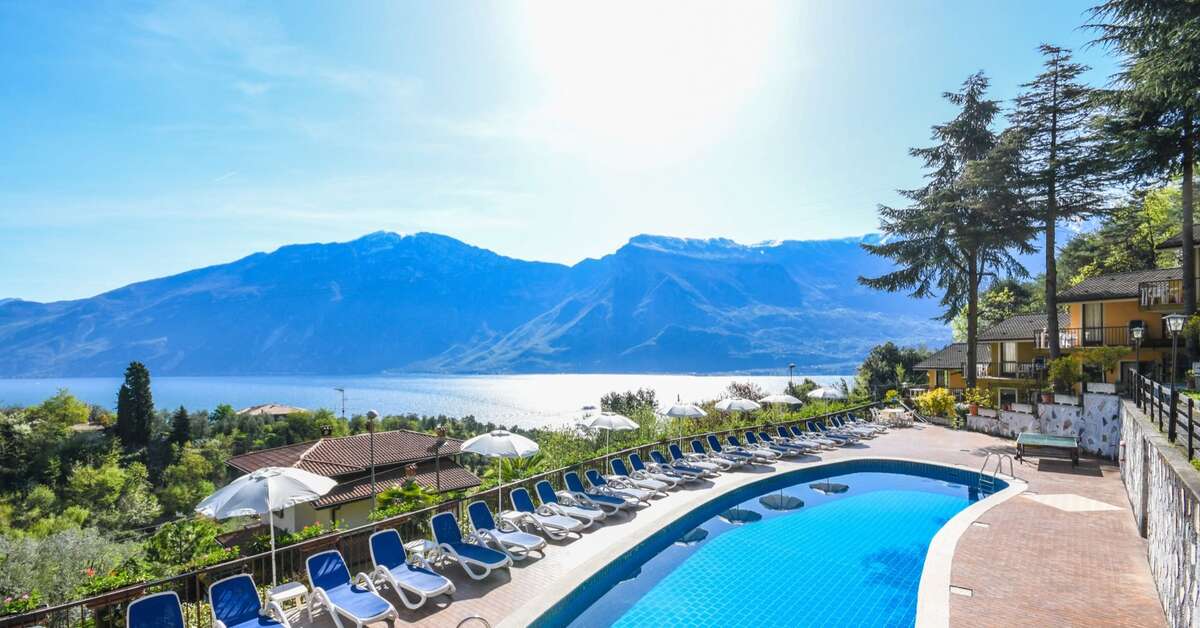 Zwembadzijde bij Residence Oasi Hotel in Limone sul Garda, Italië foto 1
