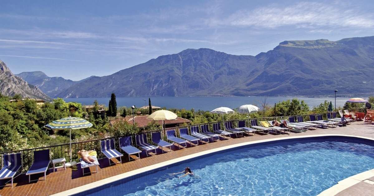 Zwembadzijde bij Residence Oasi Hotel in Limone sul Garda, Italië foto 2