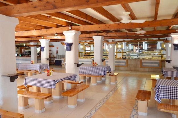 Restaurant in het FERGUS Style Punta Arabi Hotel Es Canar, Spanje foto 3