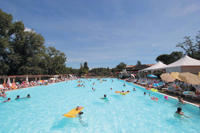 Zwembad van Camping Altomincio Hotel in Salionze, Italië foto 1