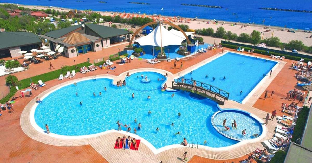 Zwembadzijde bij Camping Spiaggia e Mare Hotel in Lido di Scacchi, Italië foto 2