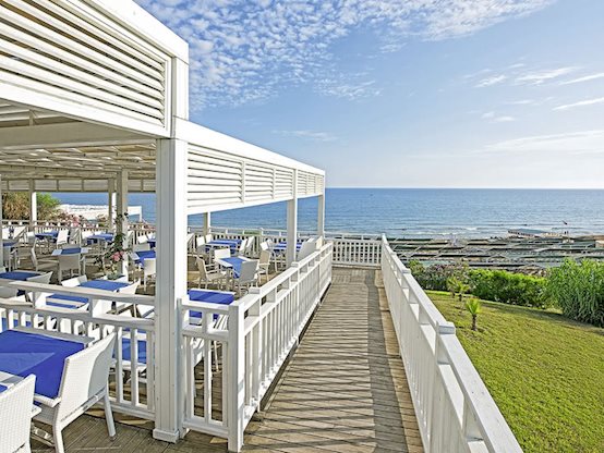 Zwembadzijde bij Can Garden Resort in Side, Turkije foto 2