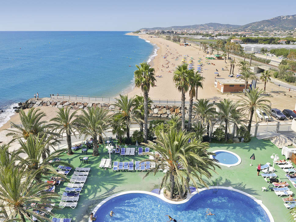 Zee en strand bij het Caprici Beach Spa Hotel in Santa Susanna, Spanje foto 2