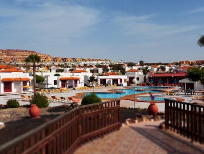 Zijaanzicht vanaf de weg van het Castillo Beach Park Hotel in Caleta de Fuste, Spanje foto 3