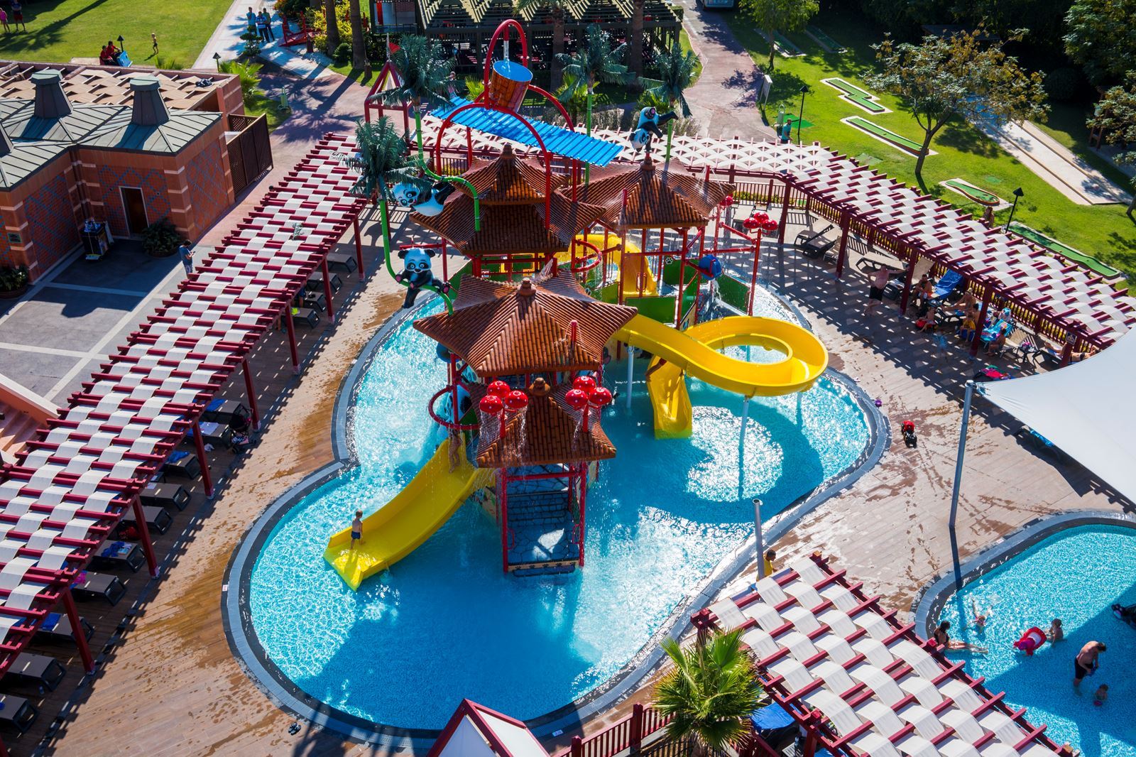 Zwembad met glijbanen van Club Mega Saray Hotel by Belek, Turkije foto 2