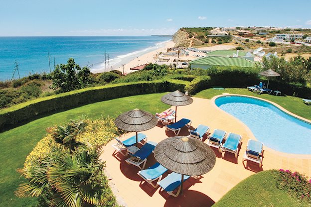 Grasveld bij het Clube Porto Mos Hotel in Lagos, Portugal foto 1