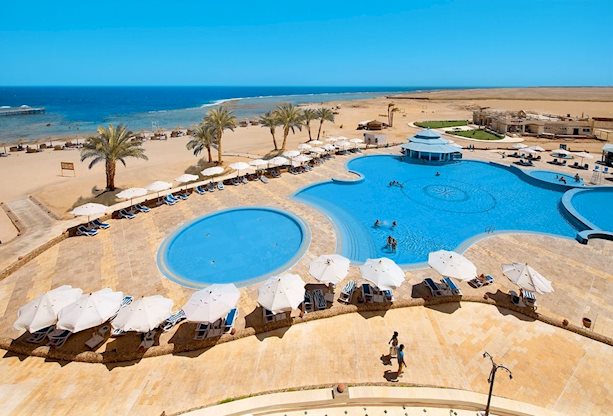 Zwembadzijde bij Concorde Moreen Beach Spa en Resort in Marsa Alam, Egypte foto 1