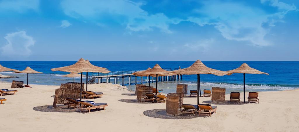 Zee en strand bij het Coral Hills Marsa Alam Resort El Quseir, Egypte foto 3