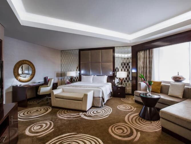 Crowne Plaza Deira: Luxe Deal Dubai