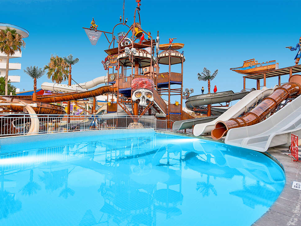 Zwembad met glijbanen van Crystal Admiral Suites en Spa Resort in Side, Turkije foto 2