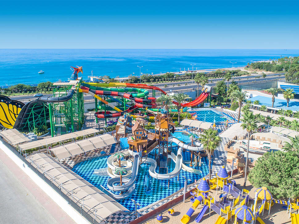 Zwembad met glijbanen van Crystal Admiral Suites en Spa Resort in Side, Turkije foto 1