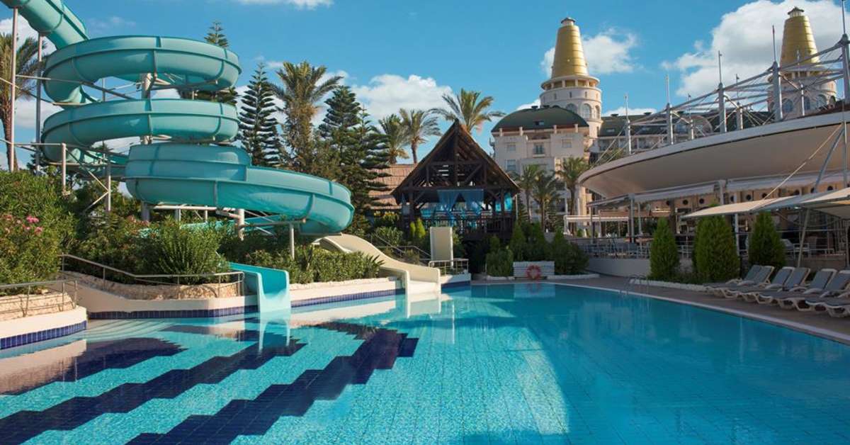 Zwembad met glijbanen van Delphin Diva Premiere Hotel in Lara Beach, Turkije foto 2