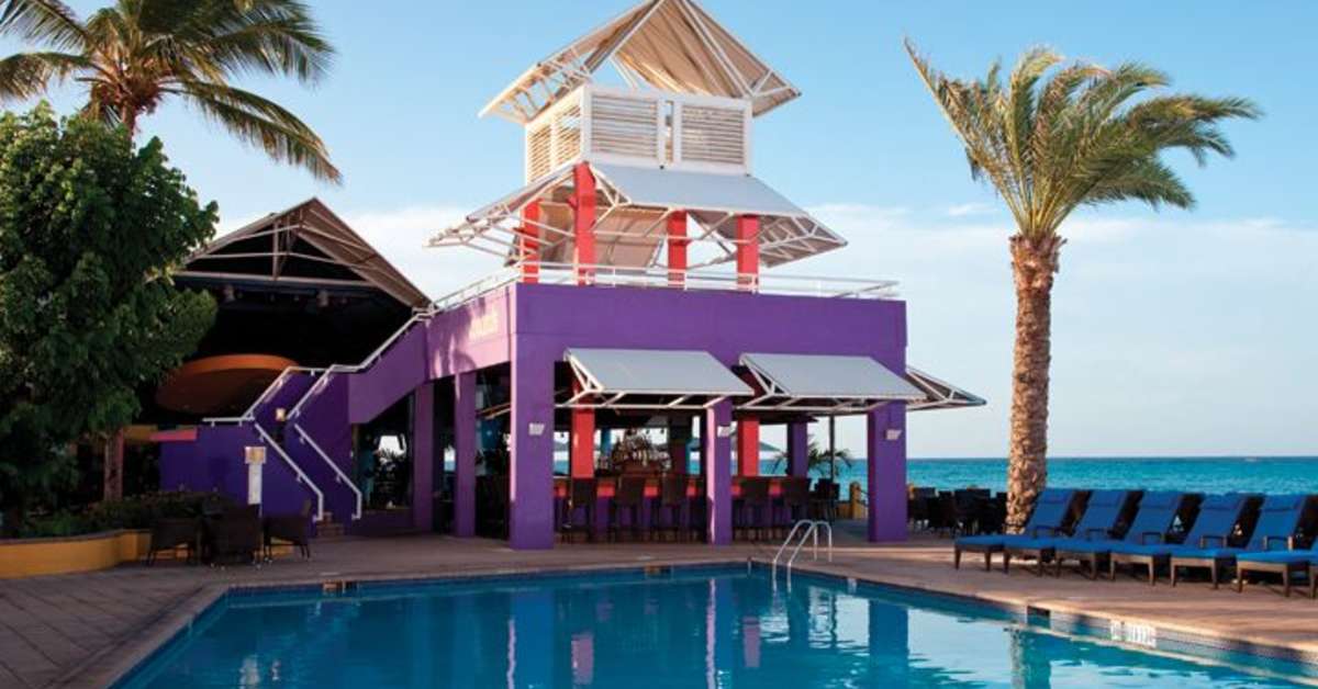 Zwembadzijde bij Divi Village Golf & Beach Resort in Oranjestad, Aruba foto 3