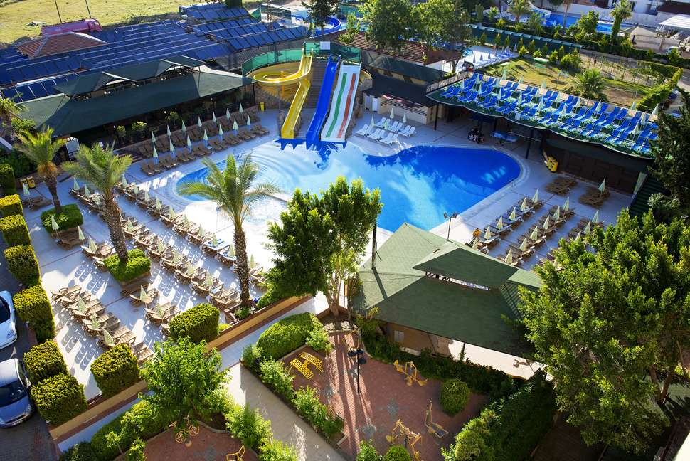 Zwembad met glijbanen van Doganay Beach Club Hotel Alanya, Turkije foto 2