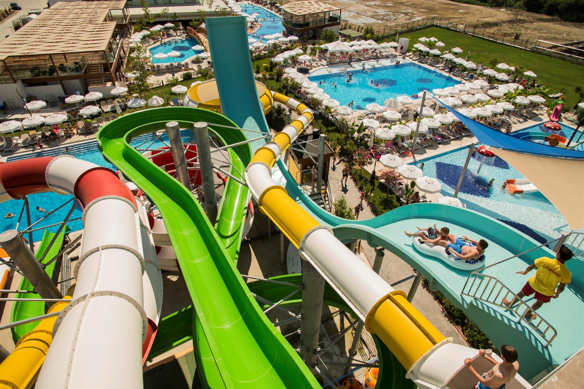 Zwembad met glijbanen van Dream World Aqua Hotel in Kumkoy, Turkije foto 3