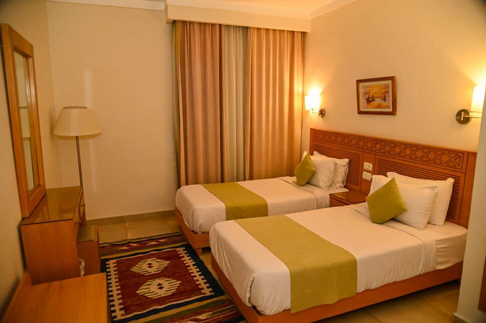 Zwembad van Eagles Downtown Zahabia Resort in Hurghada, Egypte foto 4