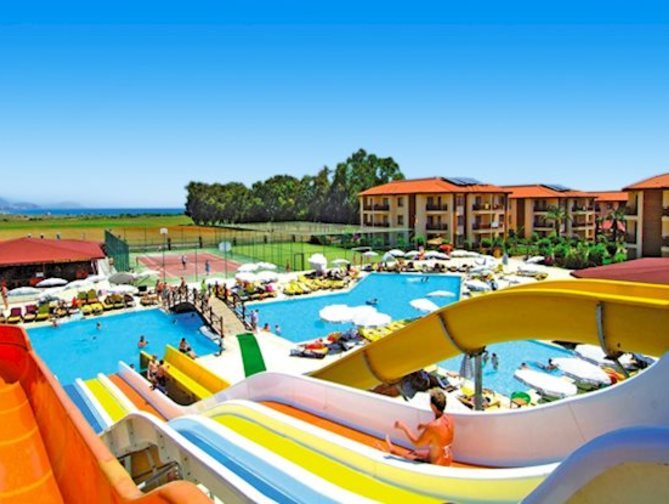 Zwembad met glijbanen van Eftalia Village Hotel in Alanya, Turkije foto 1