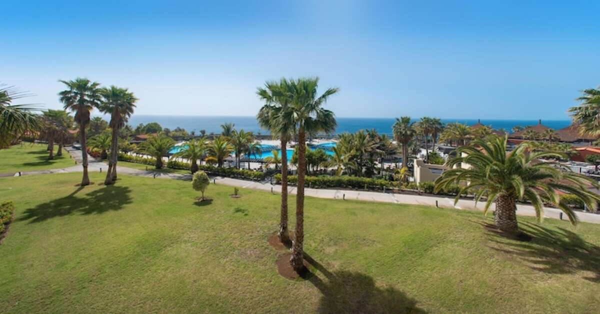 Zijaanzicht vanaf de weg van het Princess Hotel in Fuencaliente de la Palma, Spanje foto 3
