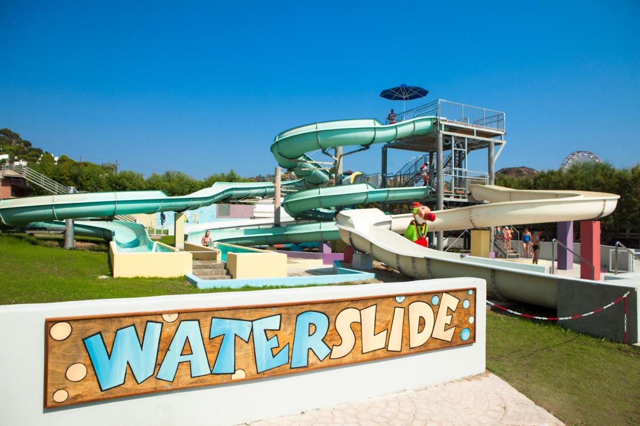 Zwembad met glijbanen van Esperides Beach Family Resort in Faliraki, Griekenland foto 2