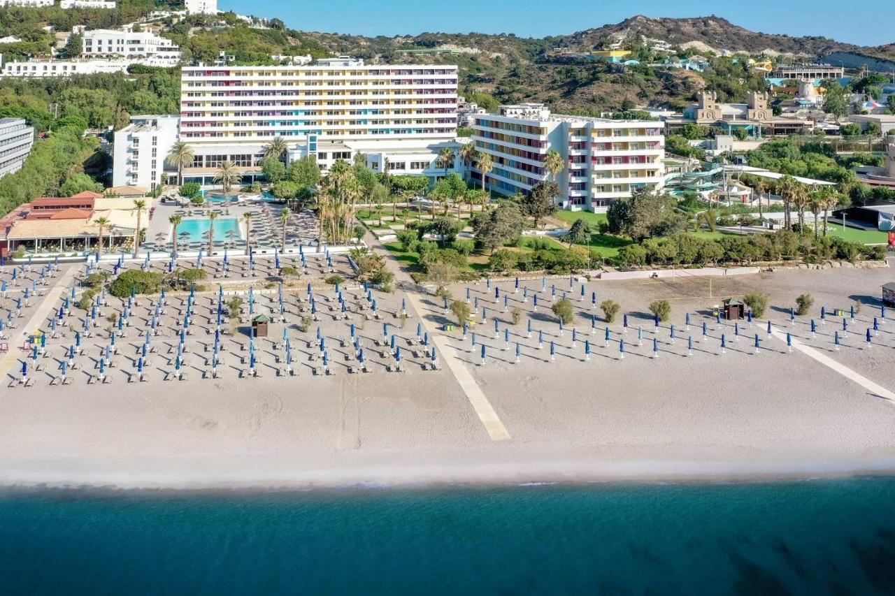 Strand bij Esperides Beach Family Resort in Faliraki, Griekenland foto 1