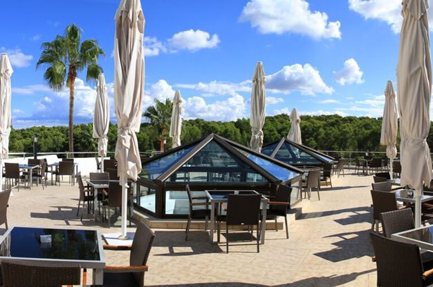 Terras bij het Exagon Park Hotel in Can Picafort, Spanje foto 2