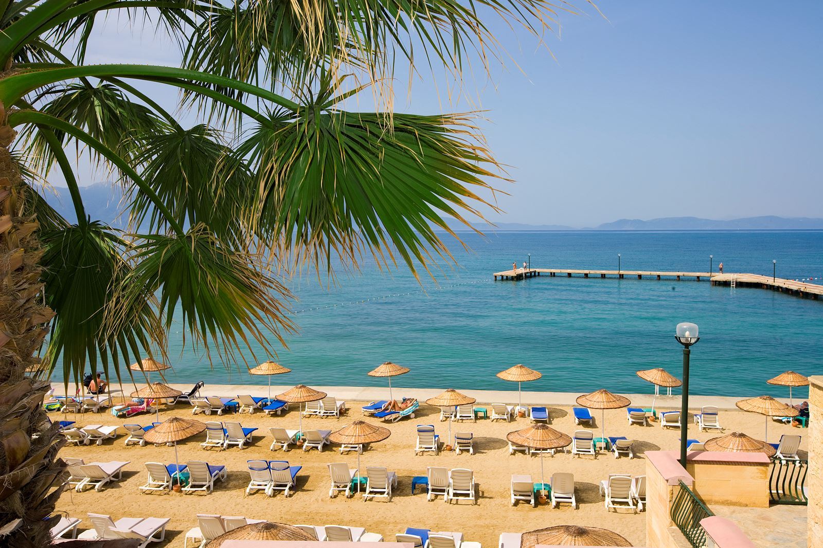 Zee en strand bij het  Fantasia de Luxe Hotel in Kusadasi, Turkije foto 2