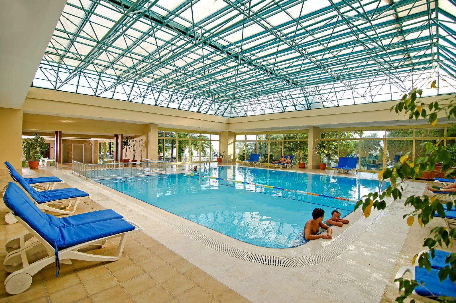 Zwembadzijde bij Fantasia de Luxe Hotel in Kusadasi, Turkije foto 3