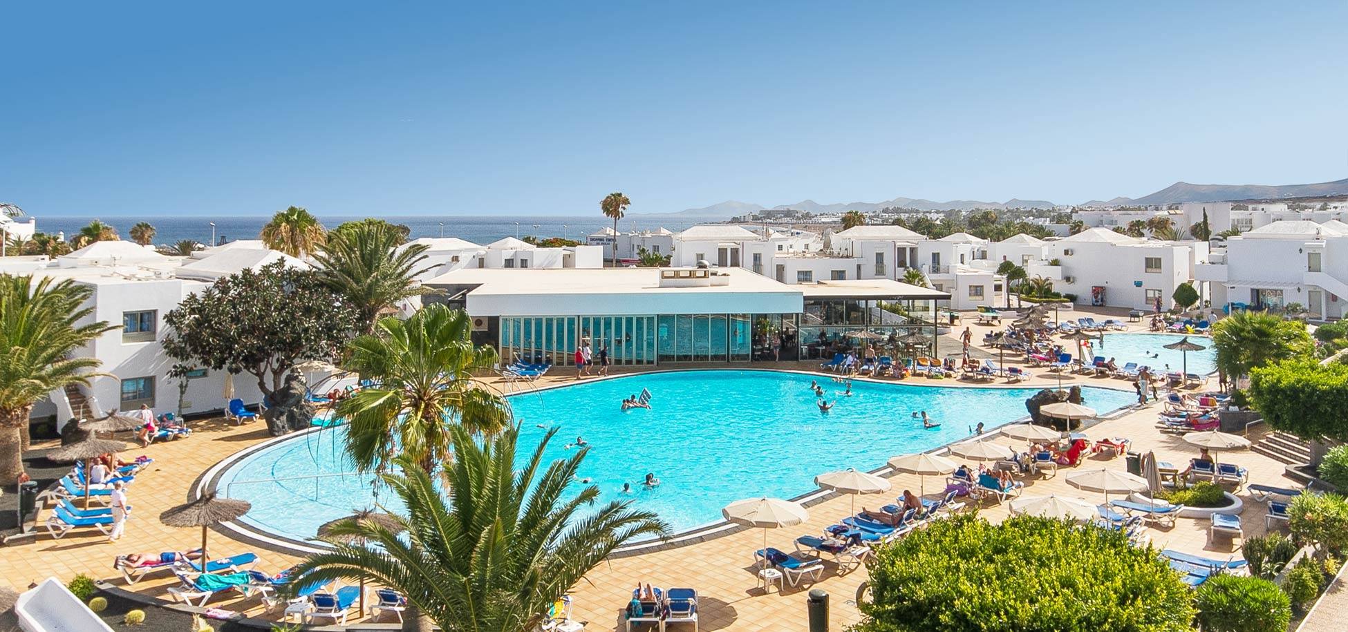 Zwembad van Floresta Apart Hotel in Puerto del Carmen, Spanje foto 1