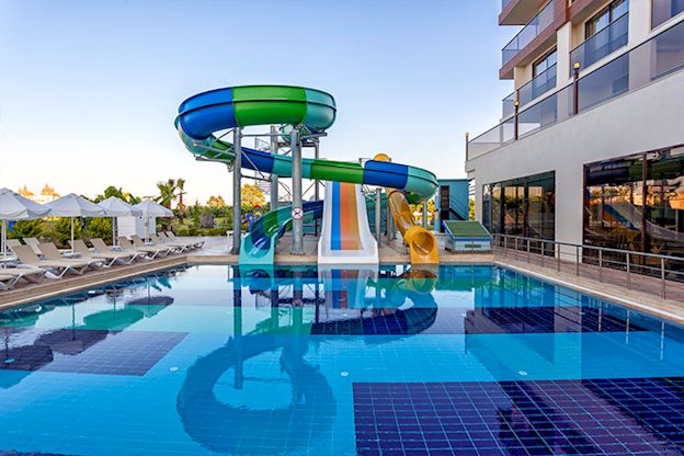 Zwembad met glijbanen van Glamour Spa en Resort in Side, Turkije foto 3