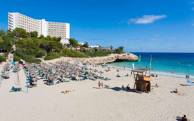 Strand bij Globales America Hotel in Calas De Mallorca, Spanje foto 2