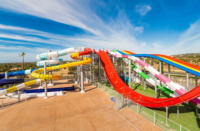 Zwembad met glijbanen van Globales Bouganvilla Apart Hotel in Sa Coma, Spanje foto 1