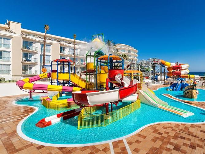 Zwembad met glijbanen van Globales Playa Estepona Hotel in Estepona, Spanje foto 3