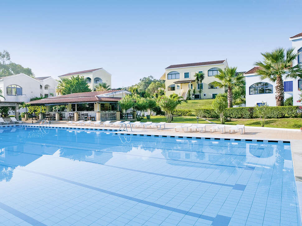 Zwembad van Govino Bay Hotel in Gouvia, Griekenland foto 1