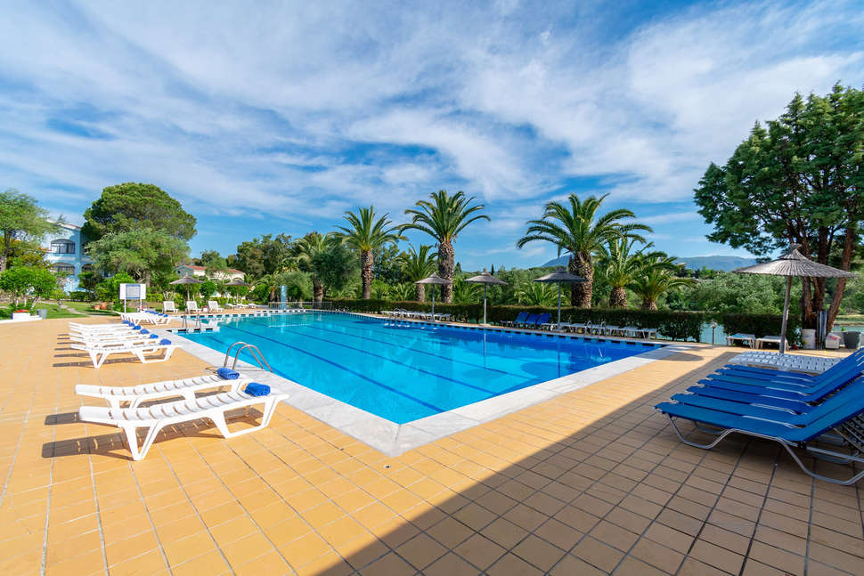 Zwembadzijde bij Govino Bay Hotel in Gouvia, Griekenland foto 3