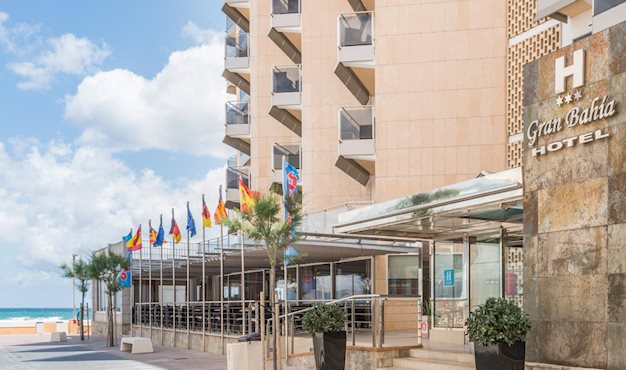 Buitenkant van Gran Bahia Hotel in Can Picafort, Spanje foto 2