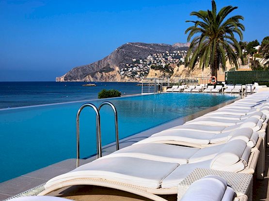 Zwembadzijde bij Solymar Gran Hotel in Calpe, Spanje foto 2