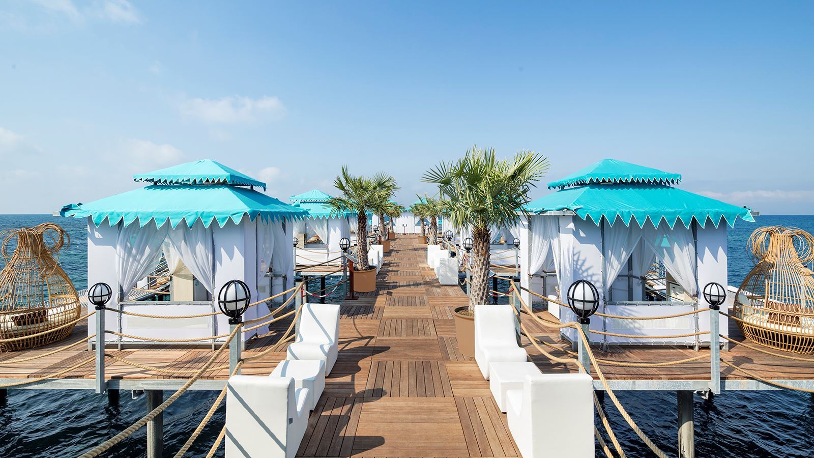 Buitenzijde van het strand bij het Granada Luxury Beach Hotel in Alanya, Turkije foto 2