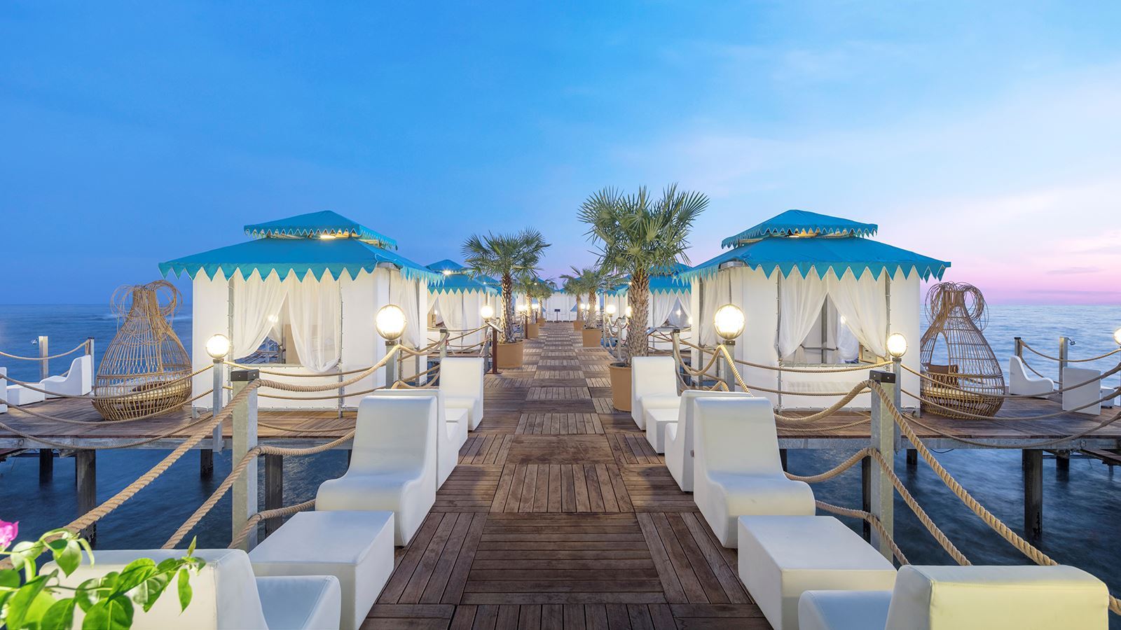 Buitenzijde van het strand bij het Granada Luxury Beach Hotel in Alanya, Turkije foto 3