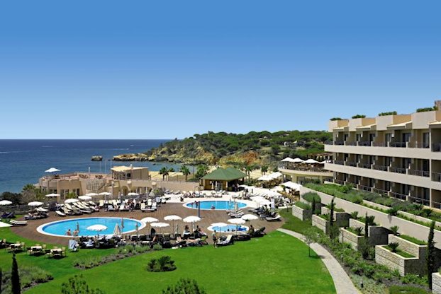 Grasveld bij het Grande Real Santa Eulalia Resort in Albufeira, Portugal foto 1