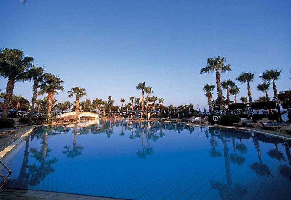 Zwembad van Grand Resort in Limassol, Cyprus foto 2