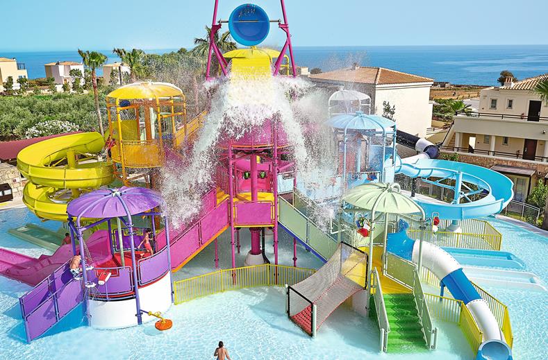 Zwembad met glijbanen van Grecotel Club Marine Palace Hotel in Panormos, Griekenland foto 1