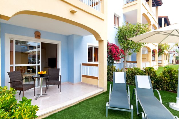 Grasveld bij het Green Garden Hotel in Cala Ratjada, Spanje foto 2