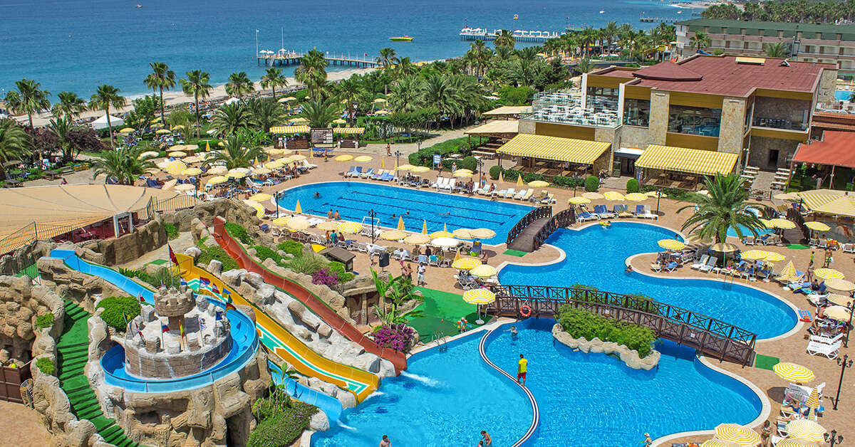 Zwembad met glijbanen van  Gypsophila Holiday Village Hotel Okurcalar, Turkije foto 1