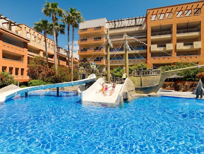 Zwembad van H10 Mediterranean Village Hotel in Salou, Spanje foto 3