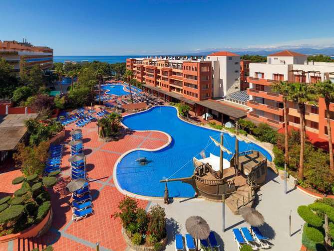 Zwembad van H10 Mediterranean Village Hotel in Salou, Spanje foto 1