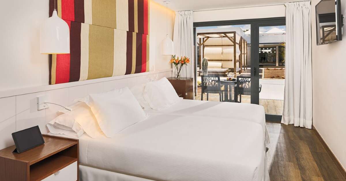 Zwembad van H10 Ocean Dreams Hotel in Corralejo, Spanje foto 