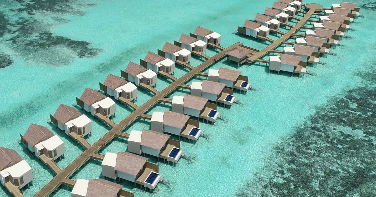 Buitenzijde van het strand bij het Hard Rock Hotel Emboodhoo South, Malediven foto 2