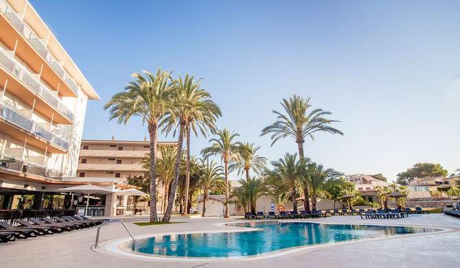 Zwembad van HM Ayron Park Hotel in El Arenal, Spanje foto 1